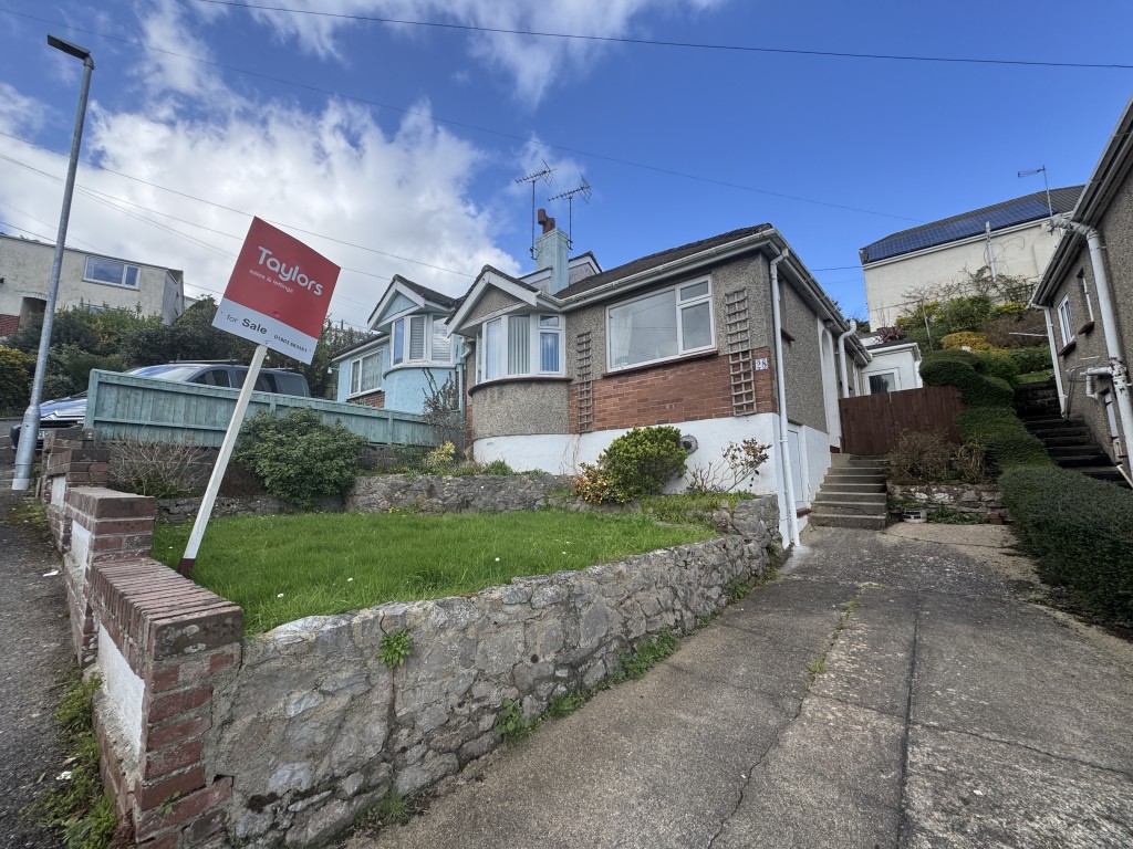 Lot: 93 - SEMI-DETACHED BUNGALOW IN QUIET CUL-DE-SAC - Front of the property from drive